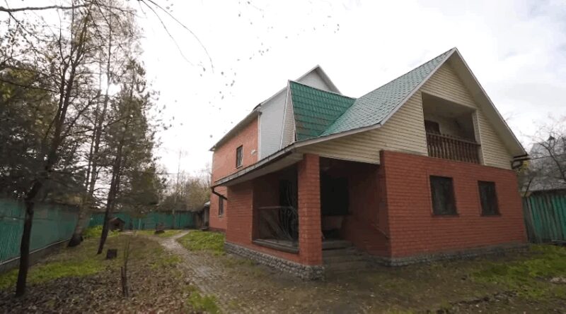 Крыша дома покрыта зелёной металлочерепицей, что придаёт ему классический вид.