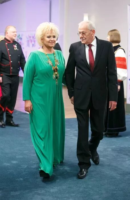 «Пою для души»: как 70-летняя Анне Вески пережила предательство в первом браке, но нашла любовь на 40 лет