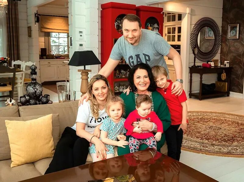 Деревянная лестница, ведущая на второй этаж, где расположены спальни для семьи и гостей.