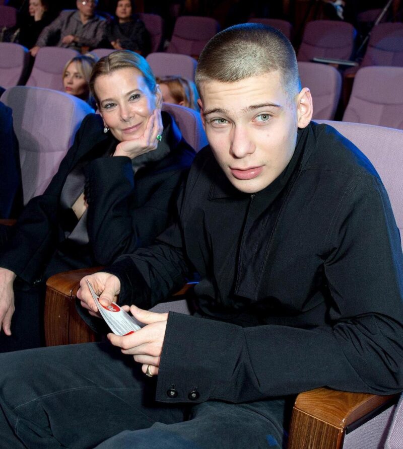 Семейное фото Кончаловских и Высоцкой