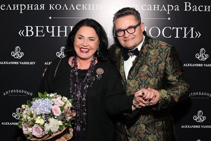 Артистка, не боящаяся экспериментов с внешностью и собственным стилем.