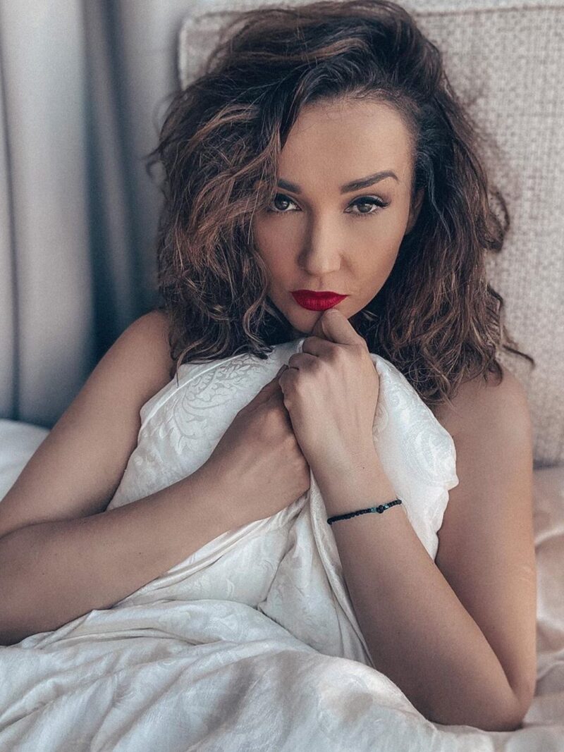 Семейная драма или "высокие отношения"? Отпуск Анфисы Чеховой с бывшей женой мужа взбудоражил Сеть