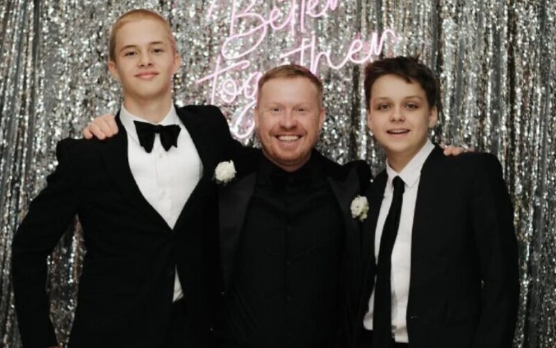 Антон Богданов с сыном Демьяном и пасынком Леоном Кемстачем, создавшие дружную семью.