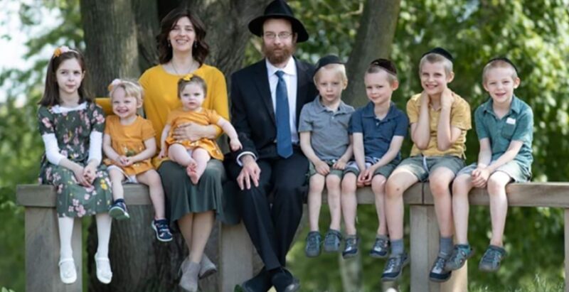 Наама Теплицки с мужем Шломо и большой семьёй