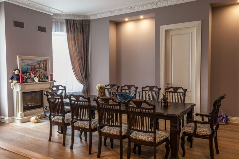 Обеденная зона с хрустальной люстрой.