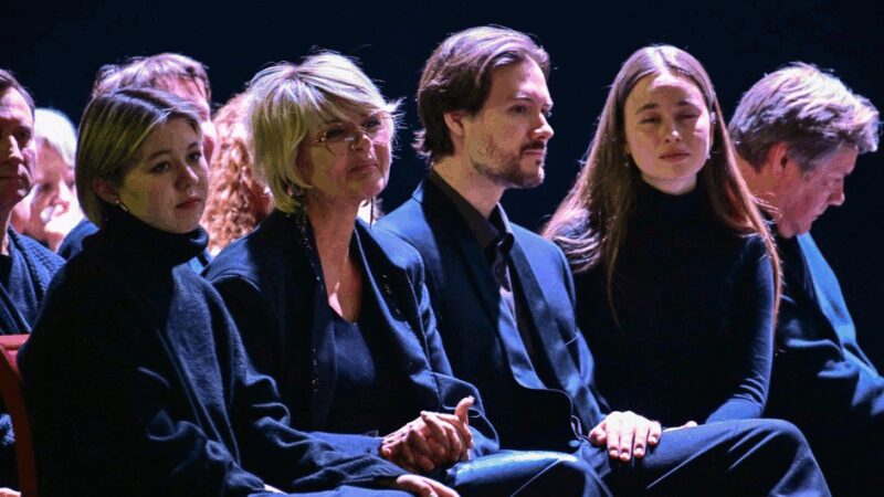 Юлия Меньшова с детьми на траурной церемонии прощания с Верой Алентовой.