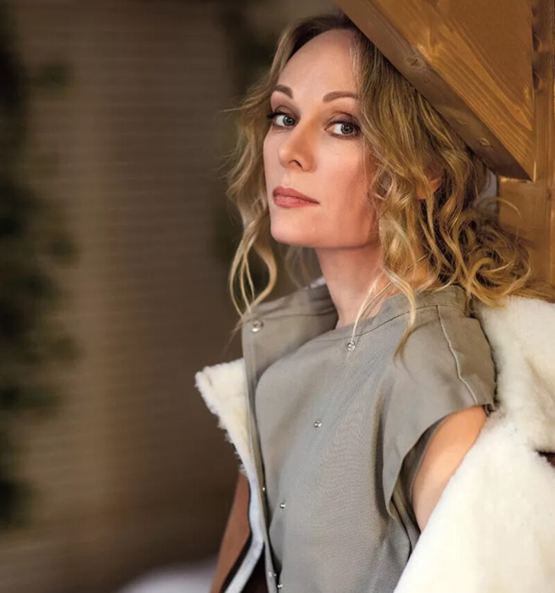 Сегодня Ольга Ломоносова — успешная актриса и счастливая мама троих детей.