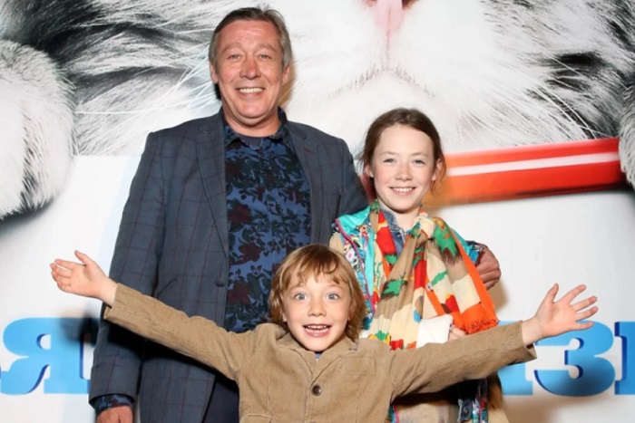 От Безрукова до Цыганова: как живут самые многодетные отцы российского шоу-бизнеса