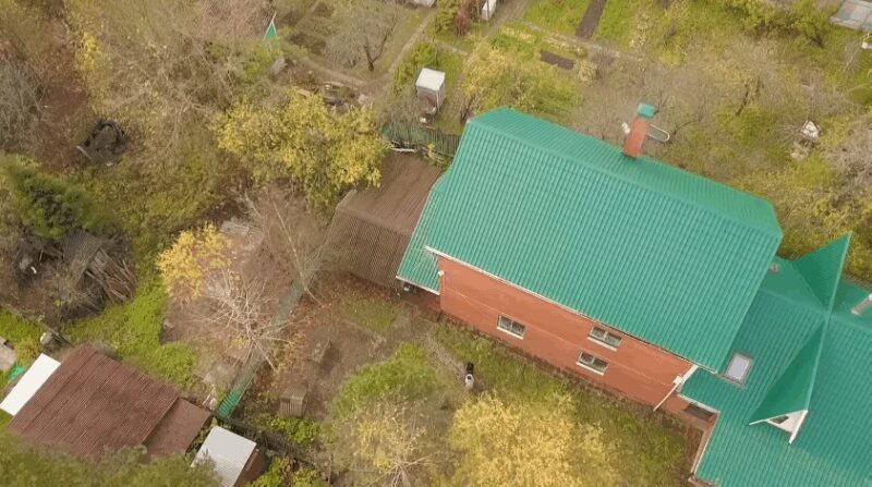 Фасад дома Тамары Гвердцители выполнен из красного кирпича.