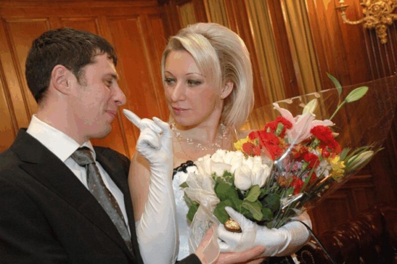 Мария Захарова с дочерью Марьяной на прогулке.