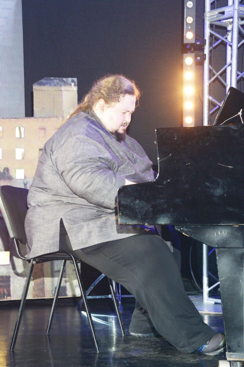 Две жены, семеро детей и «самая большая потерянная любовь»: бурная жизнь Никаса Сафронова