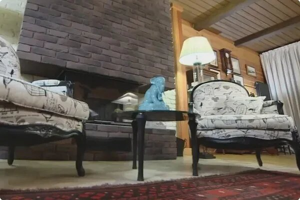 Уютные детали: стулья в чехлах и декоративные тарелки, добавляющие домашнего тепла.