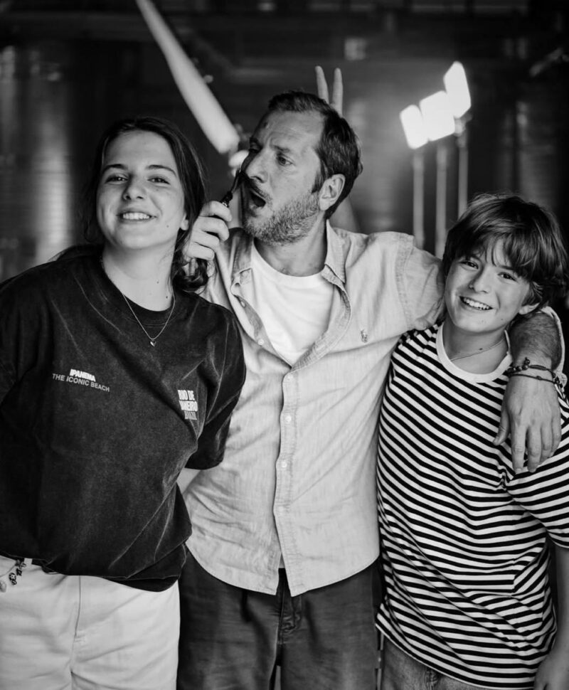 Резо Гигинеишвили проводит время с детьми Ниной и Иваном.