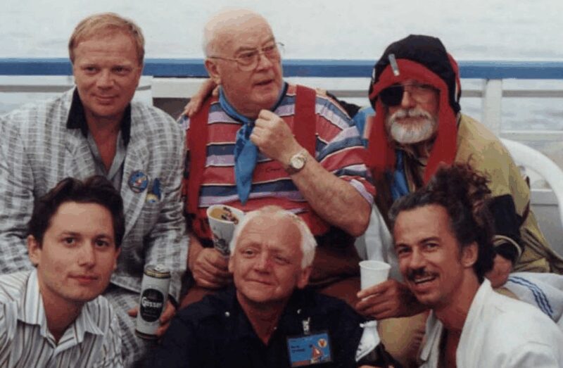 Виктор Перевалов в компании коллег, среди которых его давний друг Николай Годовиков (вверху слева).