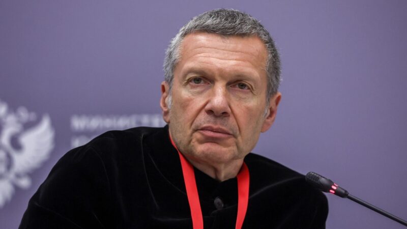 Публика разделилась во мнениях, активно обсуждая разгоревшийся конфликт.