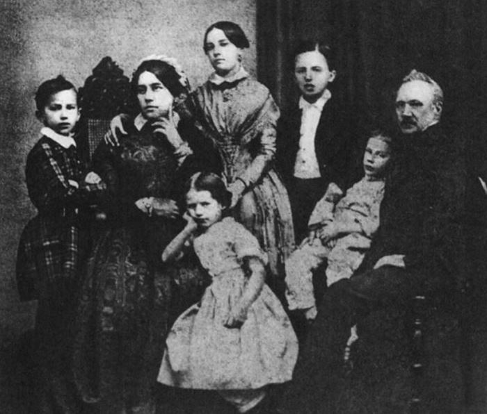 Она пережила сиротство в 4 года и потерю дочери: как мать великого композитора воспитала семерых детей, но не увидела его триумфа