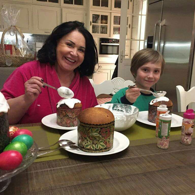 Живописная территория вокруг загородного дома, где можно наслаждаться природой.