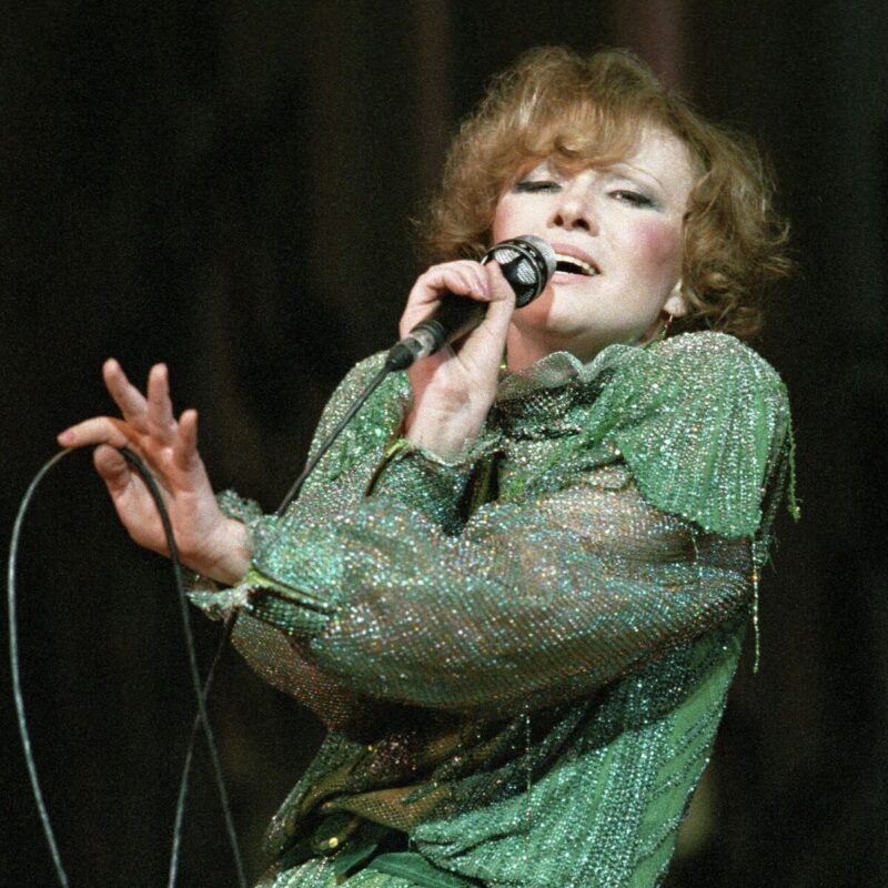 Людмила Гурченко в окружении близких.