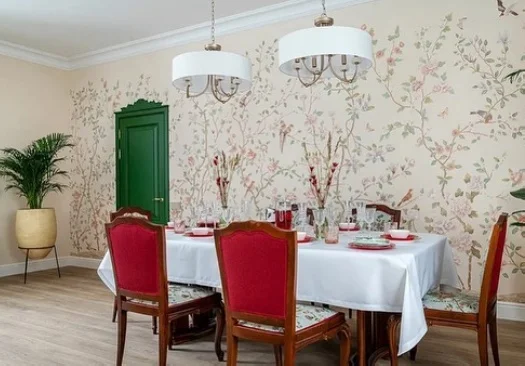 Обновлённая гостиная с акцентной зелёной лестницей.