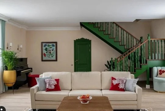 Гостиная до преображения: здесь видна лестница, ведущая на второй этаж.