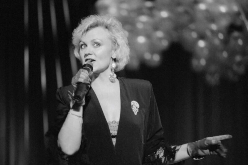 «Пою для души»: как 70-летняя Анне Вески пережила предательство в первом браке, но нашла любовь на 40 лет