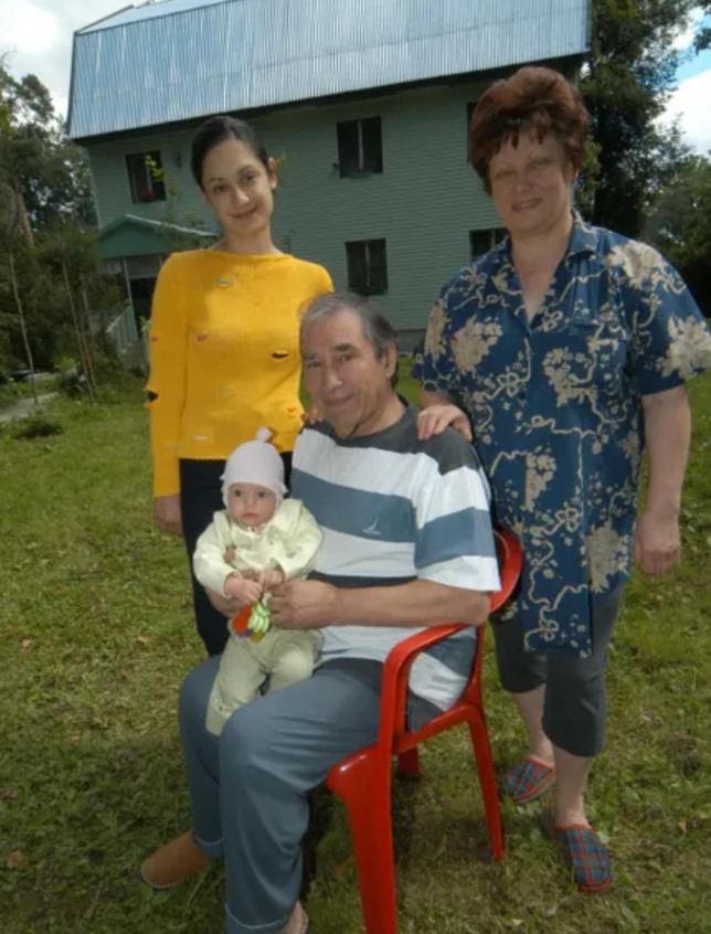 Спартак Мишулин в кругу семьи: жена Валентина, дочь Карина и внук.