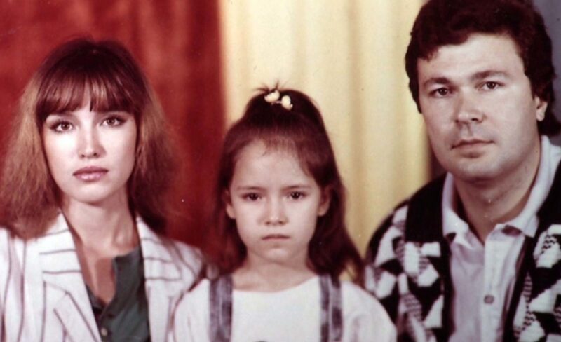 Маленькая Саша в окружении родителей, Анны и Александра Самохиных.