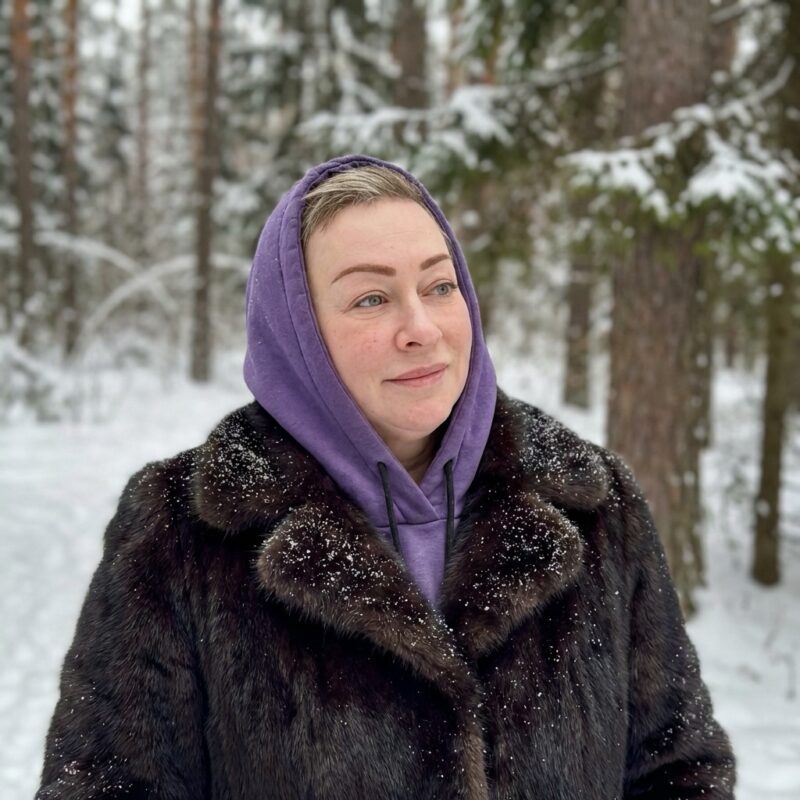 В худи и без дистанции