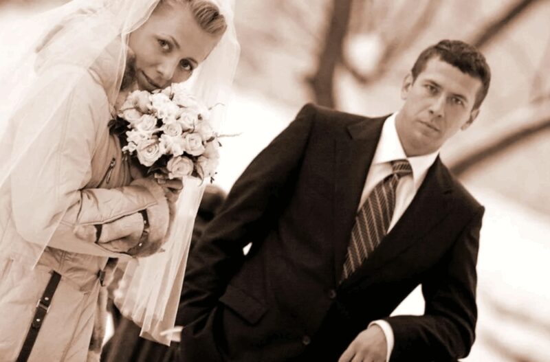 Счастливая пара, скрепившая свой брак венчанием.