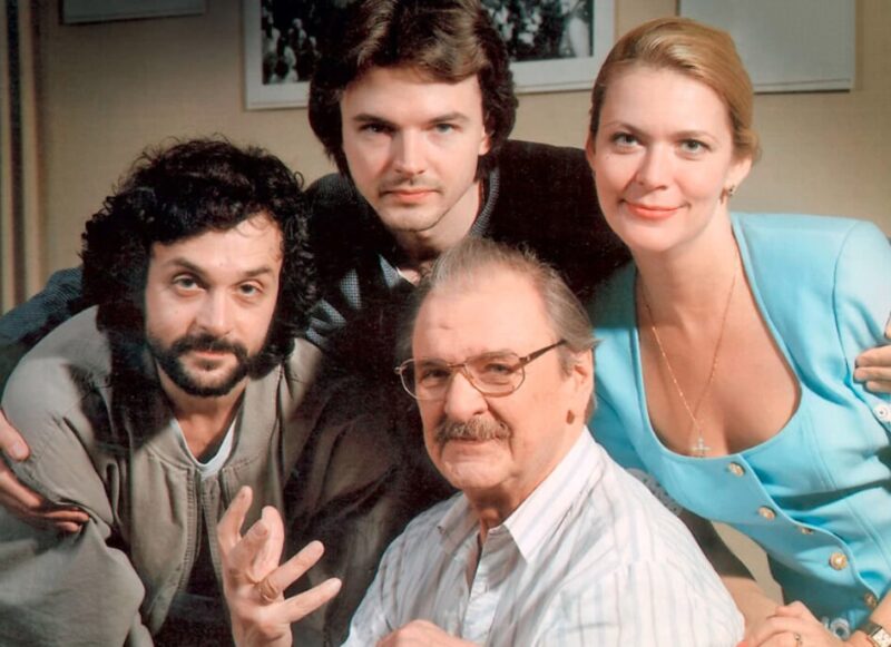 Юрий Яковлев со своими детьми: Алексеем, Антоном и Аленой.