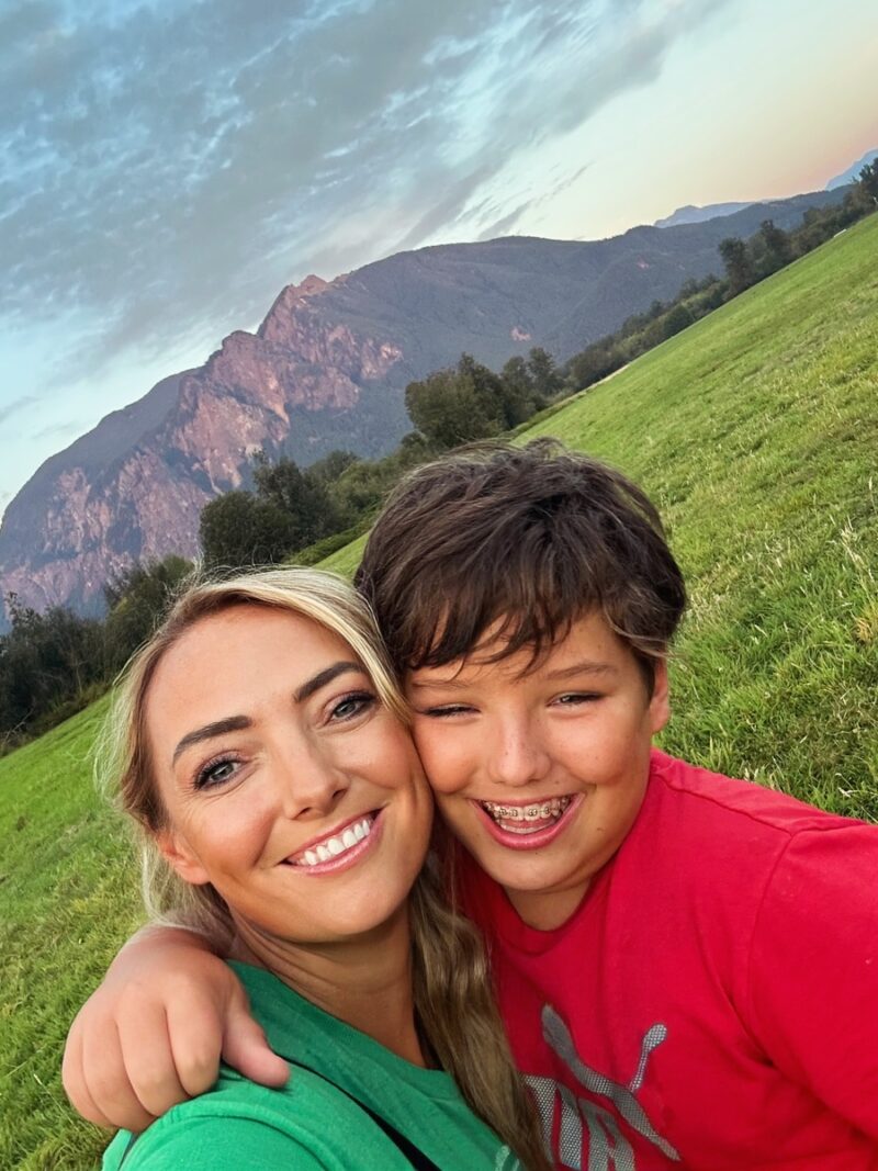 Путешествия стали неотъемлемой частью её повседневности.