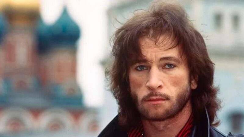 Артист на пике популярности, покоряющий сердца слушателей своим талантом.