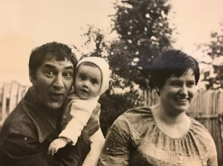 «Там этот мешок с костями ожил!»: как Спартак Мишулин, брошенный матерью в детдом, выжил после трактора и нашел счастье в 53 года