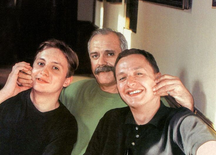 Юный Артём Михалков, делающий первые шаги в творчестве.