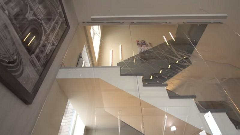 «Никакой показной роскоши!»: как выглядит уникальный стеклянный дом Александра Маршала, где нет ни одной шторы