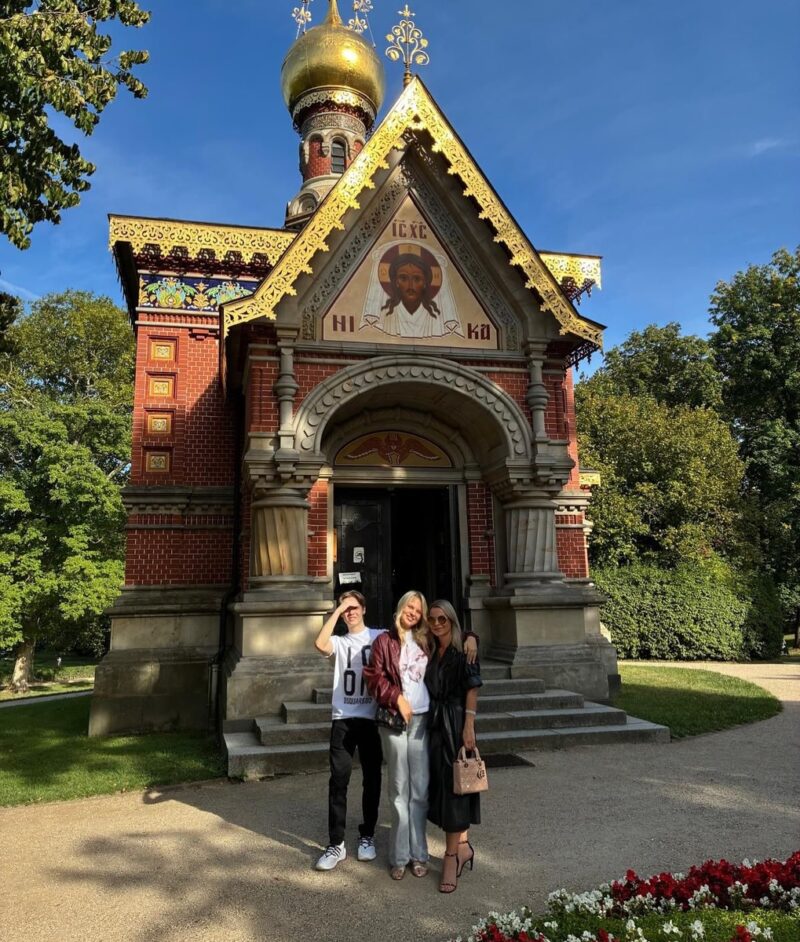 Светлана Шатунова с сыном Дэннисом и дочерью Эстеллой.