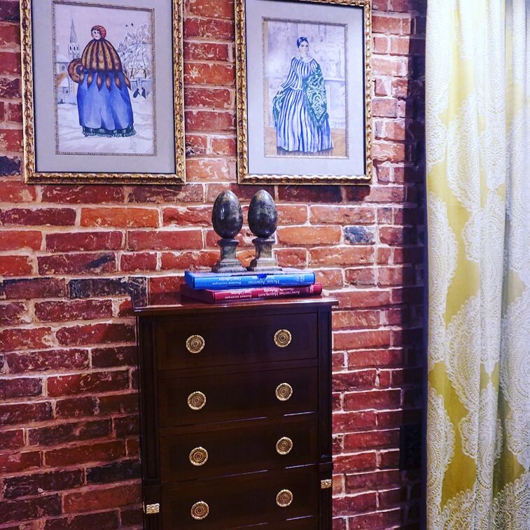 Семейная столовая в загородном доме, где собираются близкие и друзья.