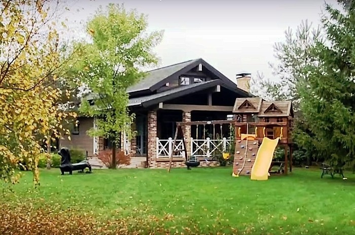 Одна из спален в загородном доме, оформленная в классическом стиле.