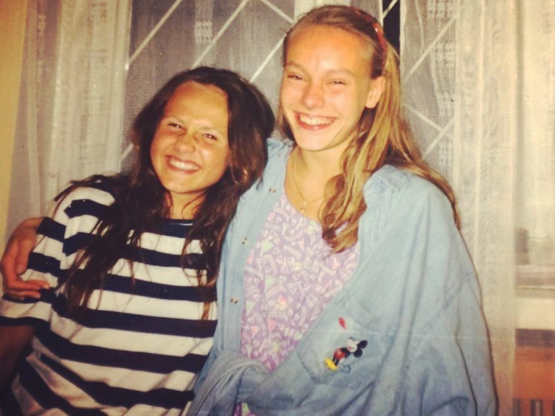 Юная Ольга Ломоносова с подругой во время отдыха в Крыму.