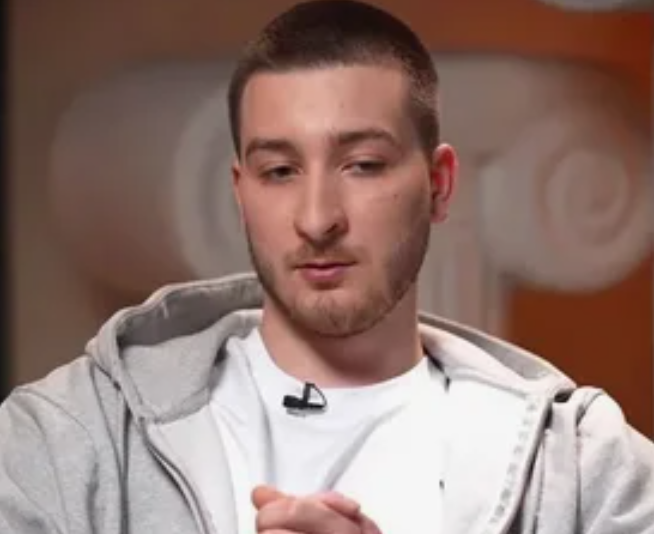Кадр из сюжета, где Егор Плющенко ждёт отца на улице