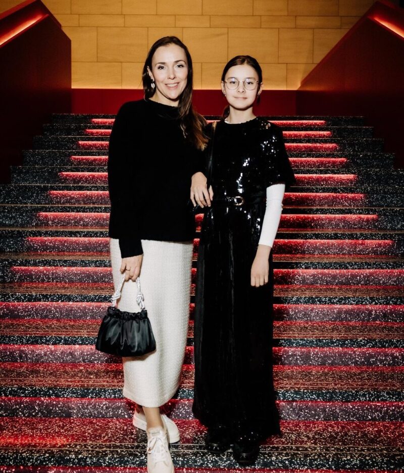 Елена Панова с дочерью Марианной на светском мероприятии.