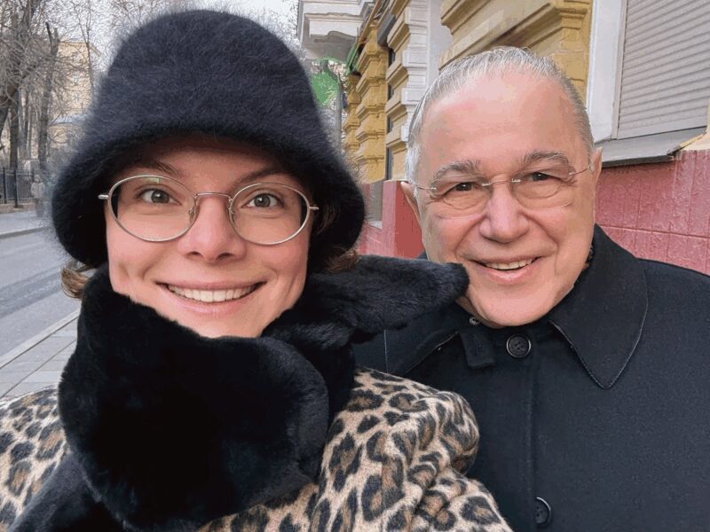 Разница в возрасте не стала преградой для их союза.