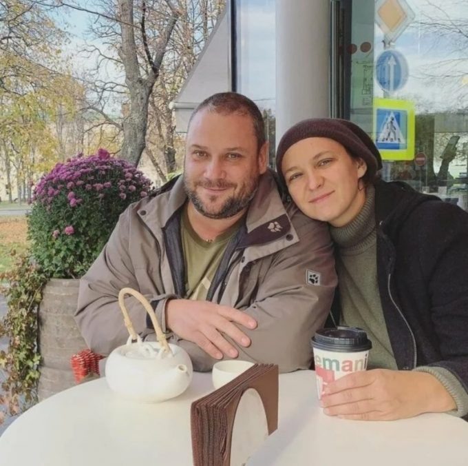 Олеся Железняк и Спартак Сумченко, чья история предложения стала милой семейной легендой, где каждый помнит её по-своему.