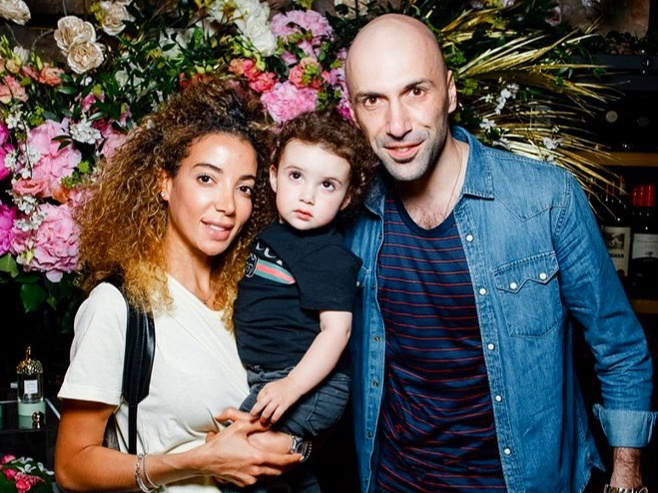 Романтичное предложение руки и сердца на стадионе.