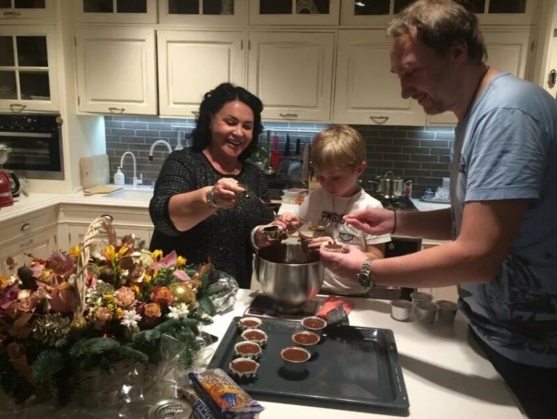 Зона отдыха на свежем воздухе, приглашающая к расслаблению и уединению.