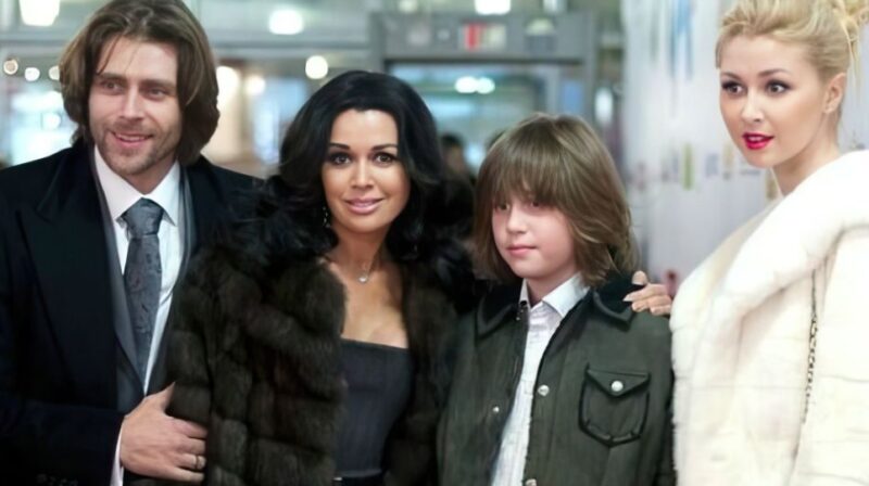 Анастасия Заворотнюк с Петром Чернышевым и старшими детьми