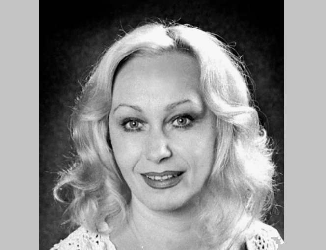 Слева: бабушка Марии, чемпионка по мотокроссу Нина Добжинская; справа: прабабушка, заслуженная артистка РСФСР Нина Иртеньева.