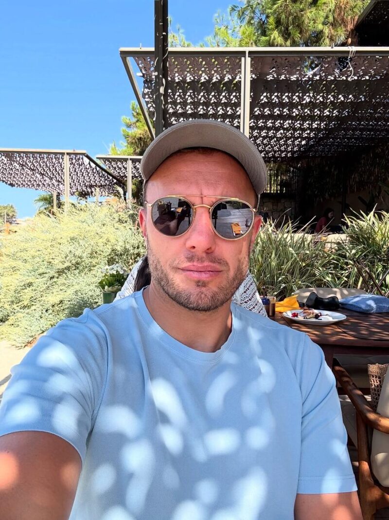 Совместные фото постепенно исчезали из соцсетей, намекая на проблемы в отношениях.