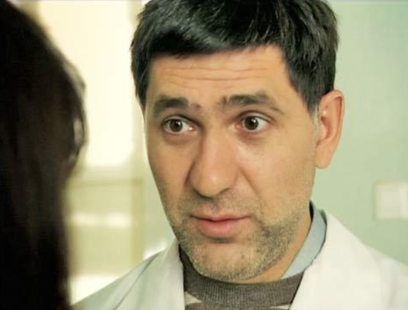 Сергей Пускепалис в одной из своих ярких ролей, демонстрируя актерскую универсальность.