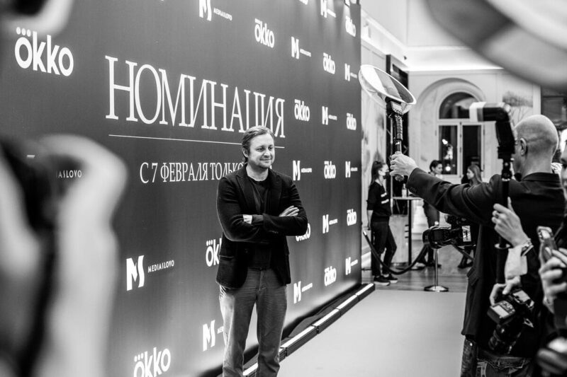 Артём Михалков в окружении своих младших детей.